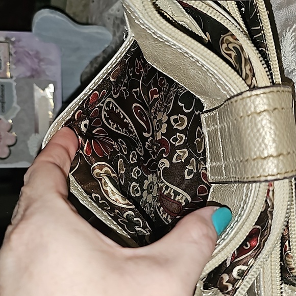 EUC CLARKS MULTI COMPARTMENT GOLD CROSSBODY PURSE BAG MAGNETIC CLOSURE - Picture 10 of 10